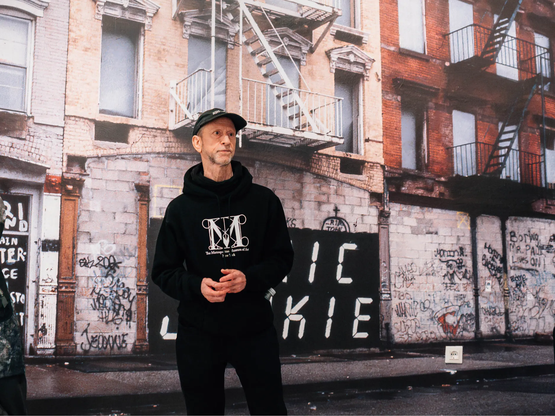 John Fekner pred enim od svojih grafitov